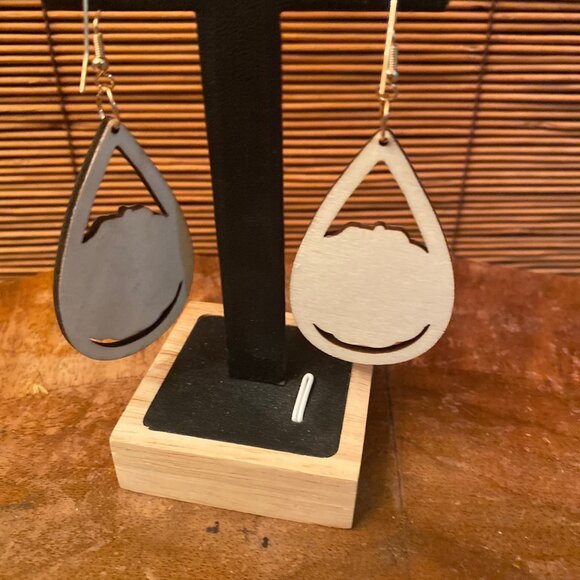 NWT Christmas Wreath Wooden Cut Out Pierced Dangle Earrings - Picture 2 of 2